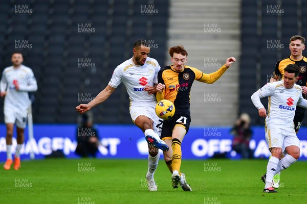 140226 - Milton Keynes Dons v Newport County - Sky Bet League 2 - Curtis Nelson of MK Dons and Michael Spellman of Newport County compete for the ball