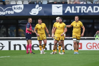 030526 - Montpellier Herault Rugby v Dragons RFC - EPCR Challenge Cup Semi Final - Referee Andrew Brace, Elliot Dee, Aaron Wainwright, Rodrigo Martinez and Ben Carter of Dragons 