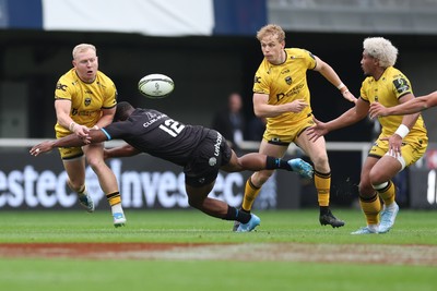 030526 - Montpellier Herault Rugby v Dragons RFC - EPCR Challenge Cup Semi Final - Tinus de Beer of Dragons offloads out of the tackle by Lennox Anyanwu of Montpellier with Dai Richards and Fine Inisi of Dragons in support