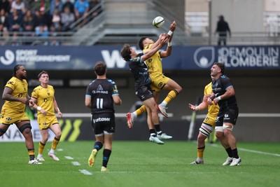 030526 - Montpellier Herault Rugby v Dragons RFC - EPCR Challenge Cup Semi Final - Alexis Bernadet of Montpellier and Rio Dyer of Dragons compete for a high ball