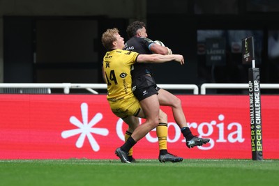030526 - Montpellier Herault Rugby v Dragons RFC - EPCR Challenge Cup Semi Final - Tom Banks of Montpellier is tackled by Dai Richards of Dragons 