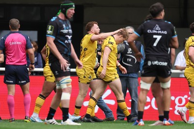 030526 - Montpellier Herault Rugby v Dragons RFC - EPCR Challenge Cup Semi Final - Aneurin Owen of Dragons celebrates his try with teammates