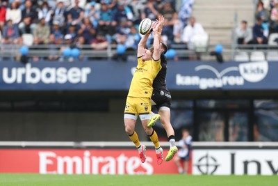 030526 - Montpellier Herault Rugby v Dragons RFC - EPCR Challenge Cup Semi Final - Angus O'Brien of Dragons and Thomas Vincent of Montpellier compete for the ball