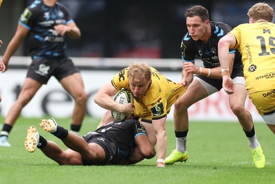 030526 - Montpellier Herault Rugby v Dragons RFC - EPCR Challenge Cup Semi Final - Dai Richards of Dragons is tackled by Donovan Taofifenua of Montpellier 