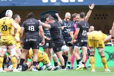 030526 - Montpellier Herault Rugby v Dragons RFC - EPCR Challenge Cup Semi Final - Montpellier players celebrate the try scored by Alexis Bernadet