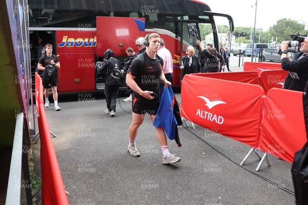 030526 - Montpellier Herault Rugby v Dragons RFC - EPCR Challenge Cup Semi Final - Dragons team arrive at the stadium