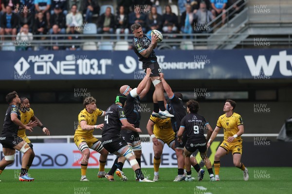 030526 - Montpellier Herault Rugby v Dragons RFC - EPCR Challenge Cup Semi Final - Marco Tauleigne of Montpellier wins line out ball