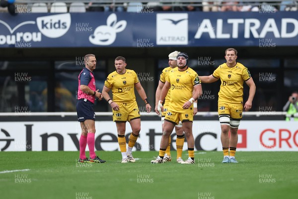 030526 - Montpellier Herault Rugby v Dragons RFC - EPCR Challenge Cup Semi Final - Referee Andrew Brace, Elliot Dee, Aaron Wainwright, Rodrigo Martinez and Ben Carter of Dragons 