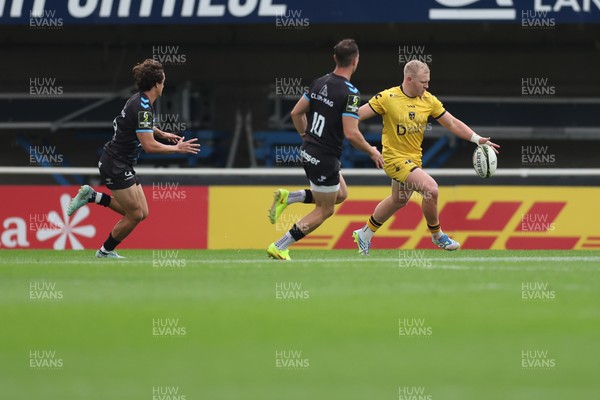 030526 - Montpellier Herault Rugby v Dragons RFC - EPCR Challenge Cup Semi Final - Tinus de Beer of Dragons kicks