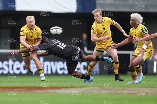 030526 - Montpellier Herault Rugby v Dragons RFC - EPCR Challenge Cup Semi Final - Tinus de Beer of Dragons offloads out of the tackle by Lennox Anyanwu of Montpellier with Dai Richards and Fine Inisi of Dragons in support