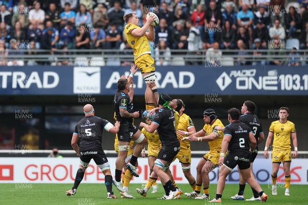 030526 - Montpellier Herault Rugby v Dragons RFC - EPCR Challenge Cup Semi Final - Ben Carter of Dragons wins line out ball
