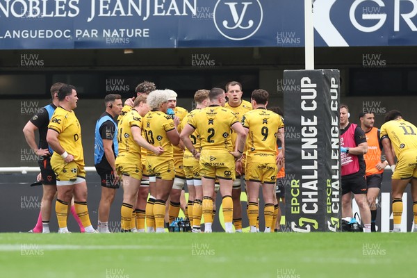 030526 - Montpellier Herault Rugby v Dragons RFC - EPCR Challenge Cup Semi Final - Dragons huddle behind the posts
