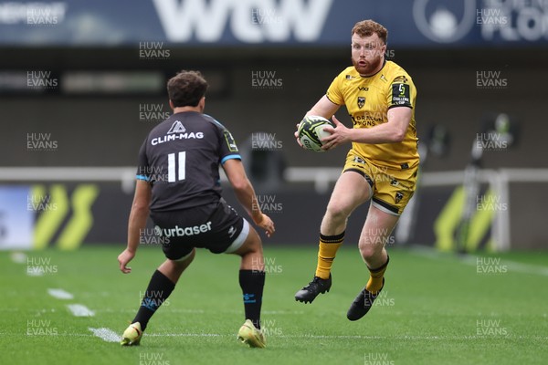 030526 - Montpellier Herault Rugby v Dragons RFC - EPCR Challenge Cup Semi Final - Aneurin Owen of Dragons takes on Melvyn Rates of Montpellier 