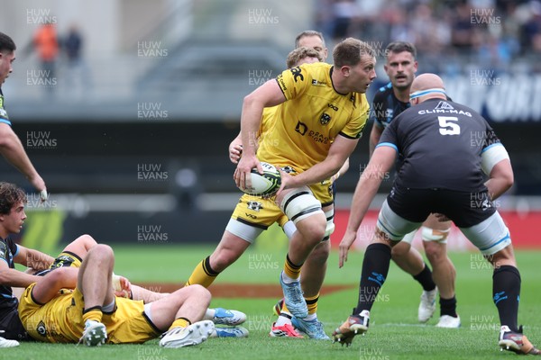 030526 - Montpellier Herault Rugby v Dragons RFC - EPCR Challenge Cup Semi Final - Ben Carter of Dragons looks to pass