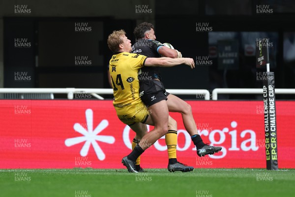 030526 - Montpellier Herault Rugby v Dragons RFC - EPCR Challenge Cup Semi Final - Tom Banks of Montpellier is tackled by Dai Richards of Dragons 