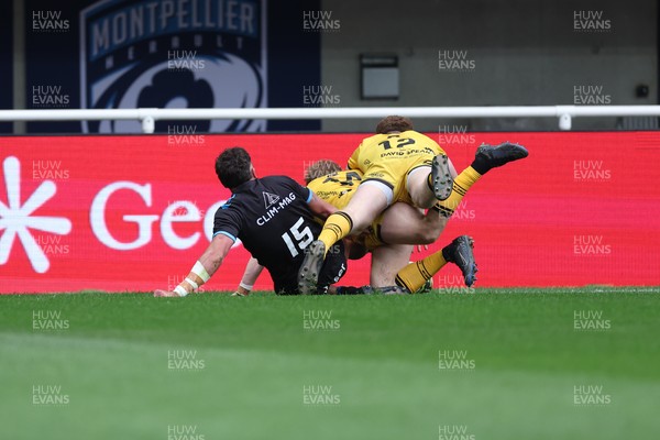 030526 - Montpellier Herault Rugby v Dragons RFC - EPCR Challenge Cup Semi Final - Aneurin Owen of Dragons scores their first try