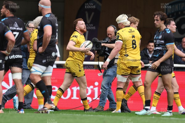 030526 - Montpellier Herault Rugby v Dragons RFC - EPCR Challenge Cup Semi Final - Aneurin Owen of Dragons celebrates his try with teammates
