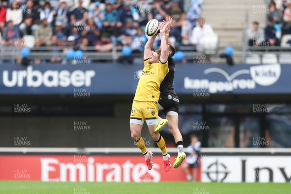 030526 - Montpellier Herault Rugby v Dragons RFC - EPCR Challenge Cup Semi Final - Angus O'Brien of Dragons and Thomas Vincent of Montpellier compete for the ball