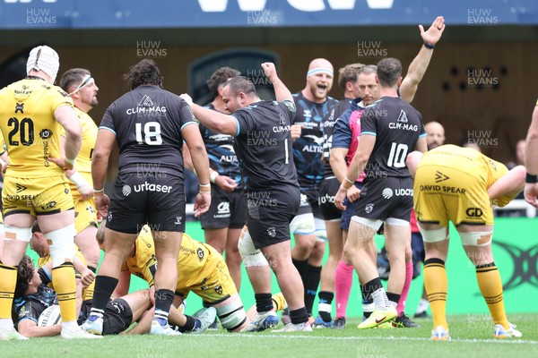 030526 - Montpellier Herault Rugby v Dragons RFC - EPCR Challenge Cup Semi Final - Montpellier players celebrate the try scored by Alexis Bernadet
