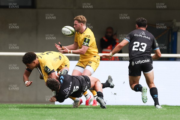 030526 - Montpellier Herault Rugby v Dragons RFC - EPCR Challenge Cup Semi Final - Rio Dyer of Dragons is tackled by Tom Banks of Montpellier and Angus O'Brien of Dragons takes the ball as Thomas Darmon of Montpellier closes in