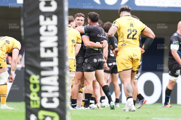 030526 - Montpellier Herault Rugby v Dragons RFC - EPCR Challenge Cup Semi Final - Montpellier players celebrate victory as Dragons look dejected