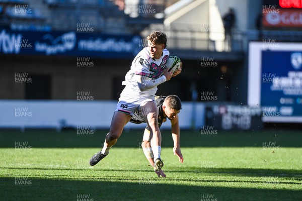 171223 - Montpellier Herault Rugby v Ospreys - EPCR Challenge Cup - Jack Walsh of Ospreys is tackled by Anthony Bouthier of Montpellier