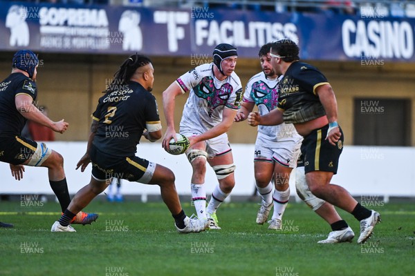 171223 - Montpellier Herault Rugby v Ospreys - EPCR Challenge Cup - Adam Beard of Ospreys looks to pass