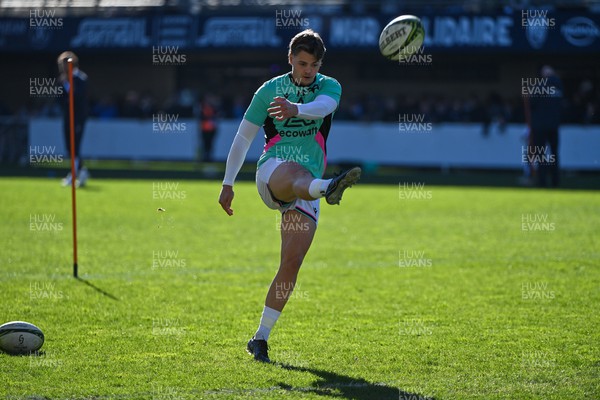 171223 - Montpellier Herault Rugby v Ospreys - EPCR Challenge Cup - Jack Walsh of Ospreys warms up