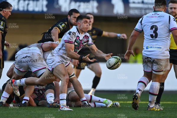 171223 - Montpellier Herault Rugby v Ospreys - EPCR Challenge Cup - Reuben Morgan-Williams of Ospreys passes