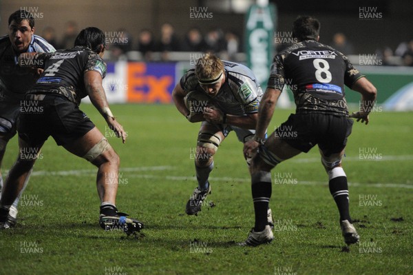 151212 Montpellier v Cardiff Blues - Heineken Cup - Blues' Macauley Cook runs into the tackle of Montpellier's Johnnie Beattie and Mickael De Marco 