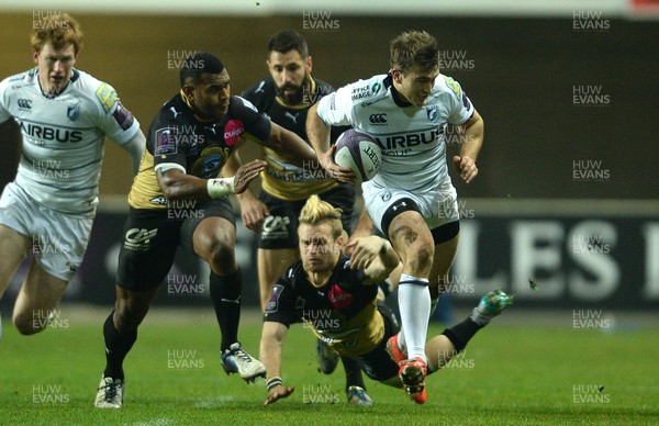 171215 - Montpellier v Cardiff Blues - European Rugby Challenge Cup -Garyn Smith of Cardiff Blues gets past Anthony Floch of Montpellier