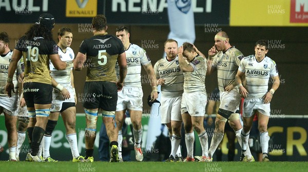 171215 - Montpellier v Cardiff Blues - European Rugby Challenge Cup -Cardiff Blues players look dejected at the end of the game