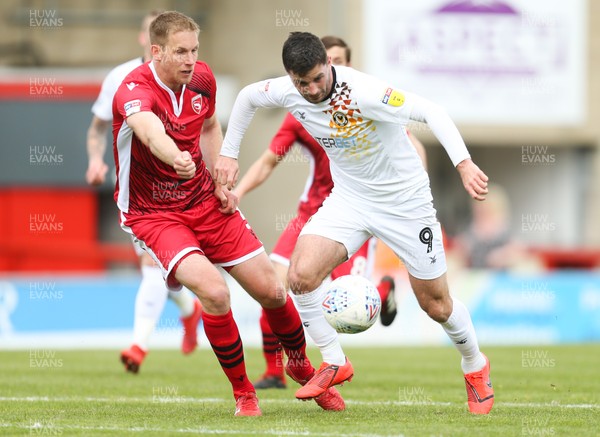 040519 - Morecambe v Newport County, Sky Bet League 2 - Padraig Amond of Newport County takes on Steven Old of Morecambe