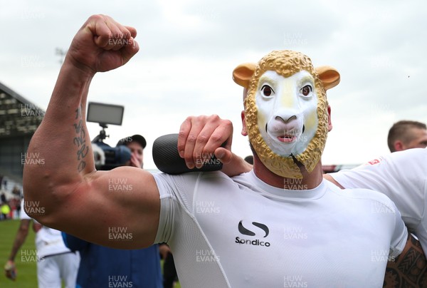 040519 - Morecambe v Newport County, Sky Bet League 2 - David Pipe of Newport County celebrates behind the sheep mask after taking the final Division 2 Play Off place