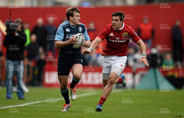 171015 - Munster v Cardiff Blues - Guinness PRO12 - Garyn Smith, Cardiff Blues, in action against Gerhard van den Heever, Munster