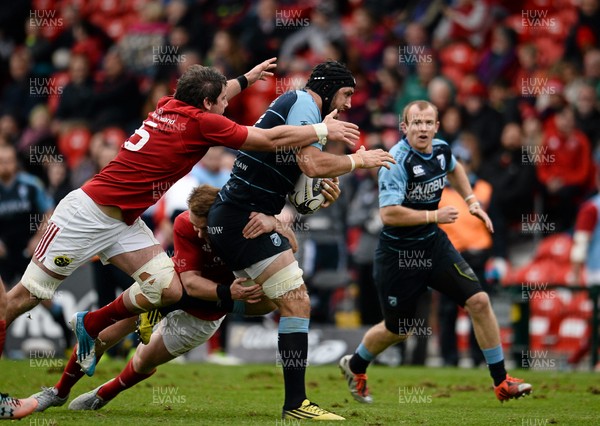 171015 - Munster v Cardiff Blues - Guinness PRO12 - Josh Turnbull, Cardiff Blues, is tackled by Dave O’Callaghan, left, and Rory Scannell, Munster