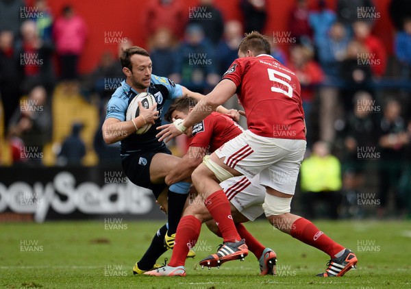 171015 - Munster v Cardiff Blues - Guinness PRO12 - Gareth Davies, Cardiff Blues, is tackled by Dave Foley, right, and Ian Keatley, Munster