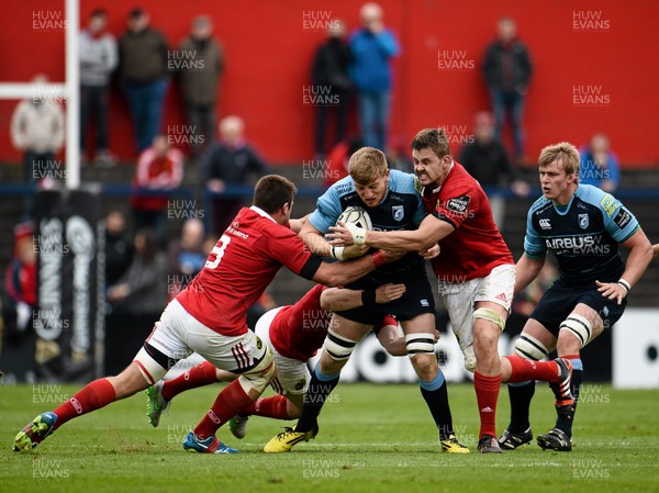 171015 - Munster v Cardiff Blues - Guinness PRO12 - Macauley Cook, Cardiff Blues, is tackled by CJ Stander, left, and Dave Foley, Munster