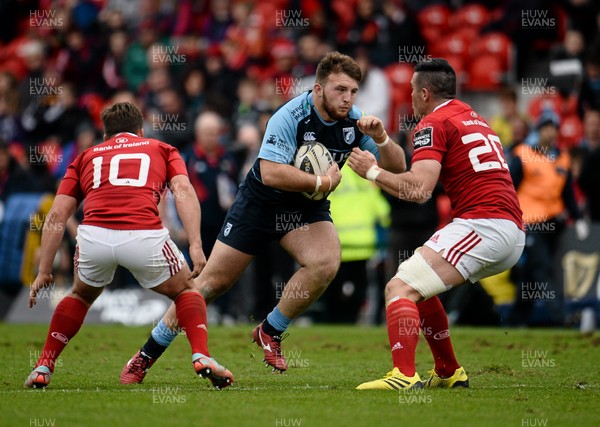 171015 - Munster v Cardiff Blues - Guinness PRO12 - Dillon Lewis, Cardiff Blues, in action against Ian Keatley, left, and Jordan Coghlan, Munster