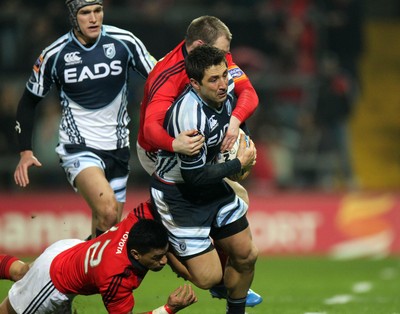 RaboDirect PRO12, Thomond Park, Limerick 24/2/2012Munster vs Cardiff Blues Gavin Henson of Cardiff tackled by Lifeimi Mafi and Johne MurphyMandatory Credit 