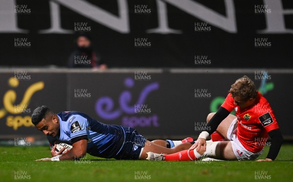 261020 - Munster v Cardiff Blues - Guinness PRO14 - Rey Lee-Lo of Cardiff Blues goes over to score his side's first try despite the tackle of Craig Casey of Munster