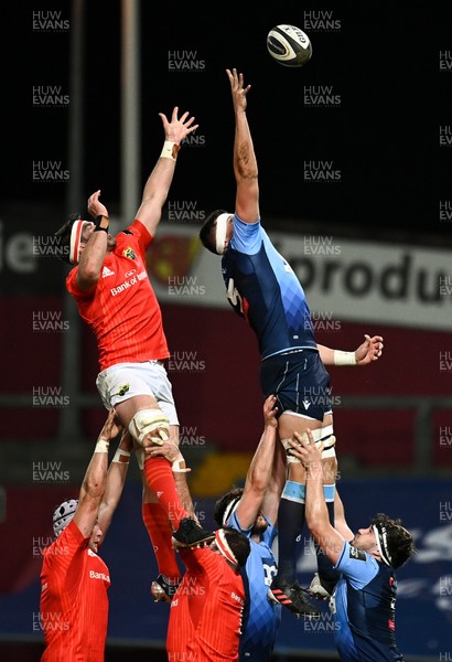 261020 - Munster v Cardiff Blues - Guinness PRO14 - Rory Thornton of Cardiff Blues wins possession in the line out ahead of Billy Holland of Munster