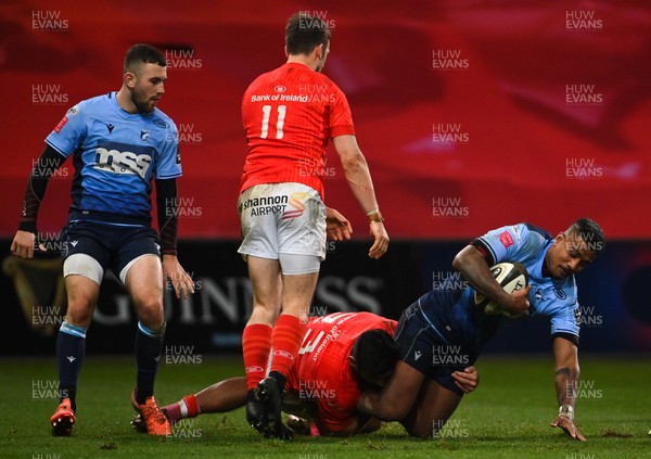 261020 - Munster v Cardiff Blues - Guinness PRO14 - Willis Halaholo of Cardiff Blues is tackled by Damian de Allende of Munster