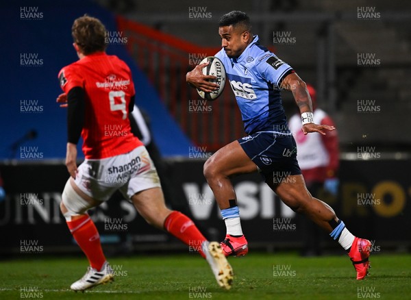 261020 - Munster v Cardiff Blues - Guinness PRO14 - Rey Lee-Lo of Cardiff Blues on his way to scoring his side's first try