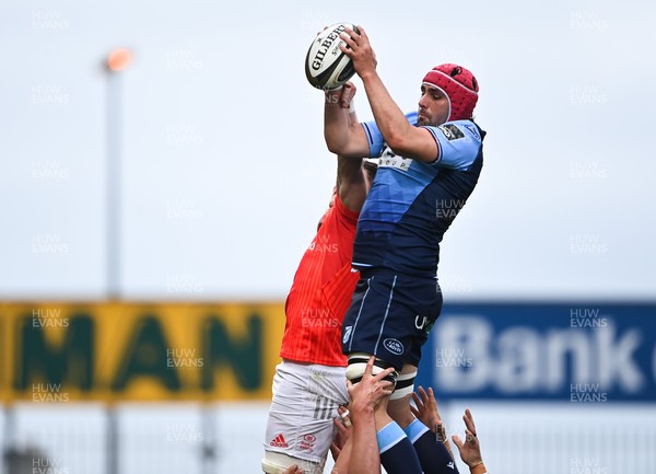 280521 - Munster v Cardiff Blues - Guinness PRO14 Rainbow Cup - Cory Hill of Cardiff Blues wins possession in the lineout ahead of Jack O'Donoghue of Munster 