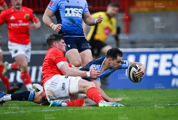 280521 - Munster v Cardiff Blues - Guinness PRO14 Rainbow Cup - Tomos Williams of Cardiff Blues scores his side's second try under pressure from Jack O'Donoghue of Munster