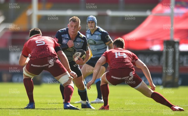 300917 Munster v Cardiff Blues - Matthew Rees of Cardiff Blues in action against Billy Holland, left, and Darren Sweetnam of Munster 