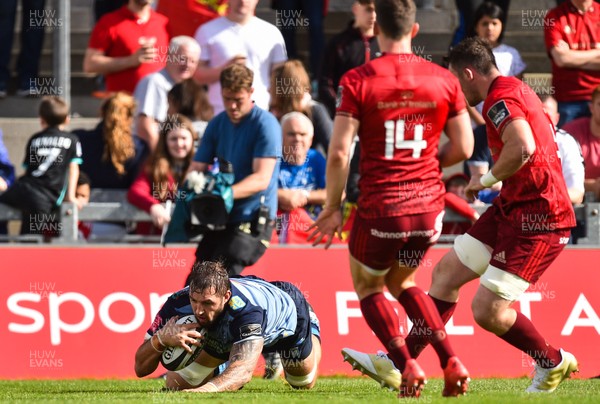300917 Munster v Cardiff Blues - Josh Turnbull of Cardiff Blues scores his side's first try