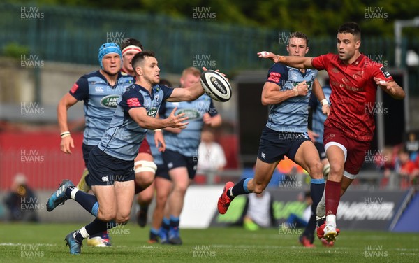 300917 Munster v Cardiff Blues - Tomos Williams of Cardiff Blues passes