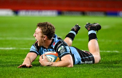 041025 - Munster v Cardiff Rugby, United Rugby Championship - Tom Bowen of Cardiff Rugby scores his side's third try
